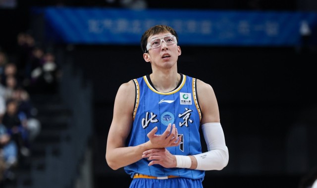 表现一般！周琦6中3仅拿9分10板1助 3失误3犯规