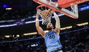 九游体育-小卡：祖巴茨攻防两端都出色 我们穿“祖巴茨DPOY”T恤是有原因的