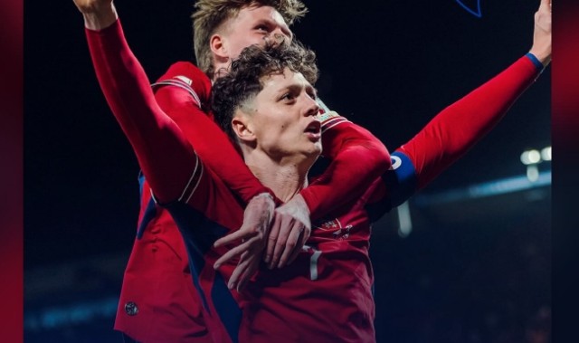 九游网站入口官网-切赫晒照祝贺捷克队晋级世界杯：祝贺捷克国家队🍾👏👏