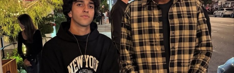 九游网站入口官网-杜兰特与球迷合影&amp;依旧气质独特 后面疑似乌度卡