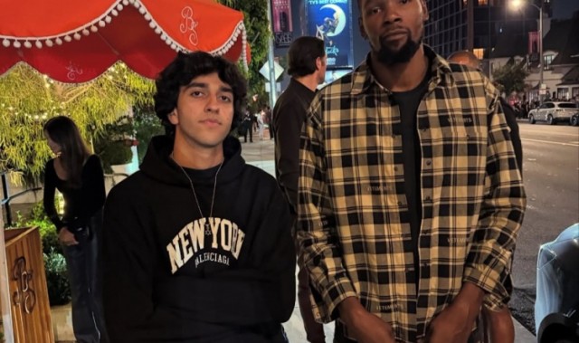 九游网站入口官网-杜兰特与球迷合影&amp;依旧气质独特 后面疑似乌度卡