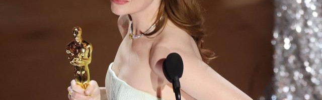九游网站入口官网-太阳蹭到了！石头姐再次奥斯卡封后 她是太阳铁粉