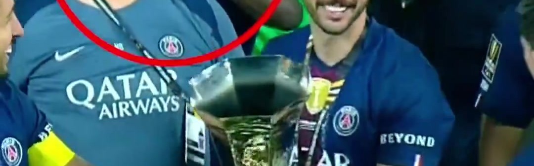 九游体育-有趣一幕！队友捧杯庆祝夺冠，努诺·门德斯捧工作人员光头