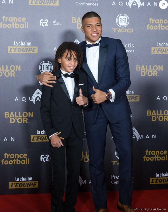 1638602754427032401.jpg 6710398-kylian-mbappe-et-son-frere-ethan-tapis-950x1200-3.jpg